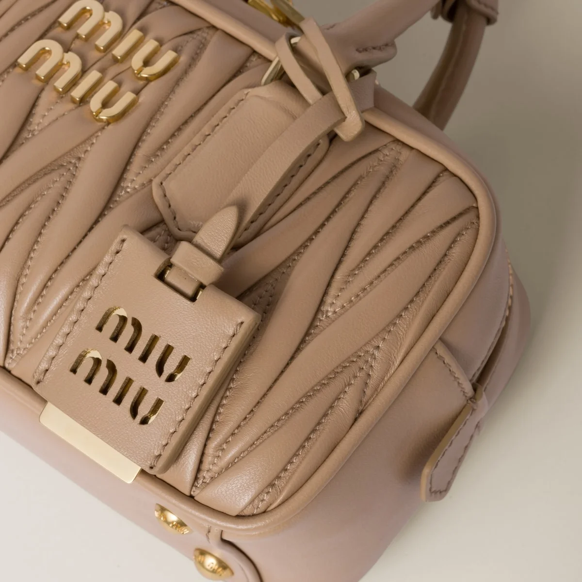 스몰 아르카디 마테라쎄 나파 가죽백 베이지 상세