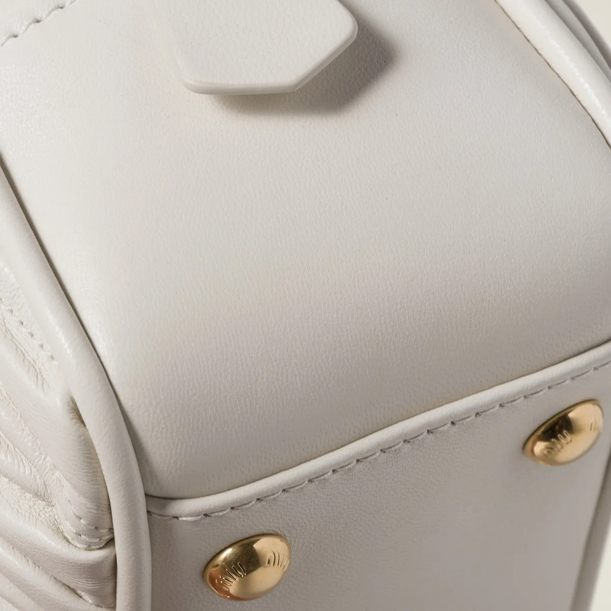 스몰 아르카디 마테라쎄 나파 가죽백 화이트 상세