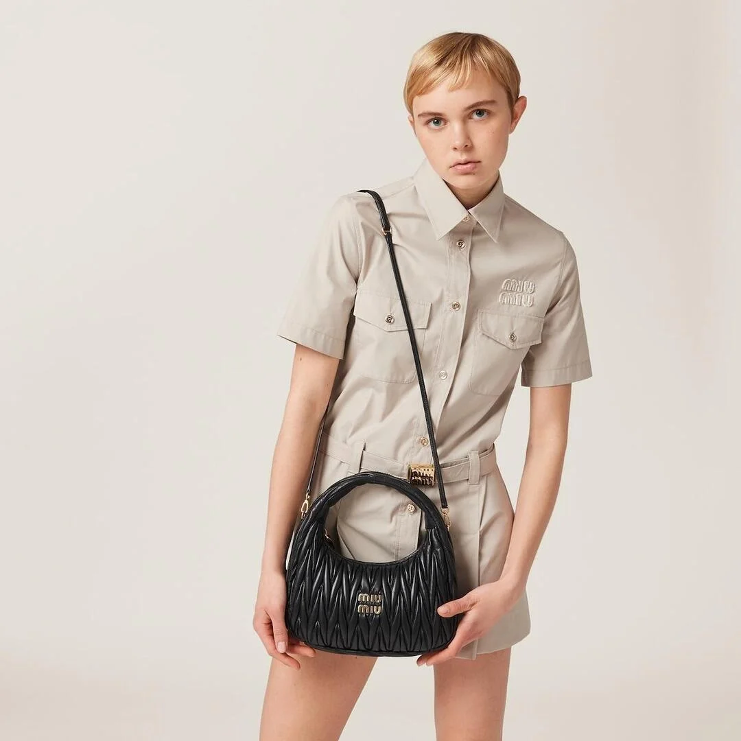 미디엄 완더 마테라쎄 나파 가죽 호보백 블랙 (25 * 18 * 7cm) 상세