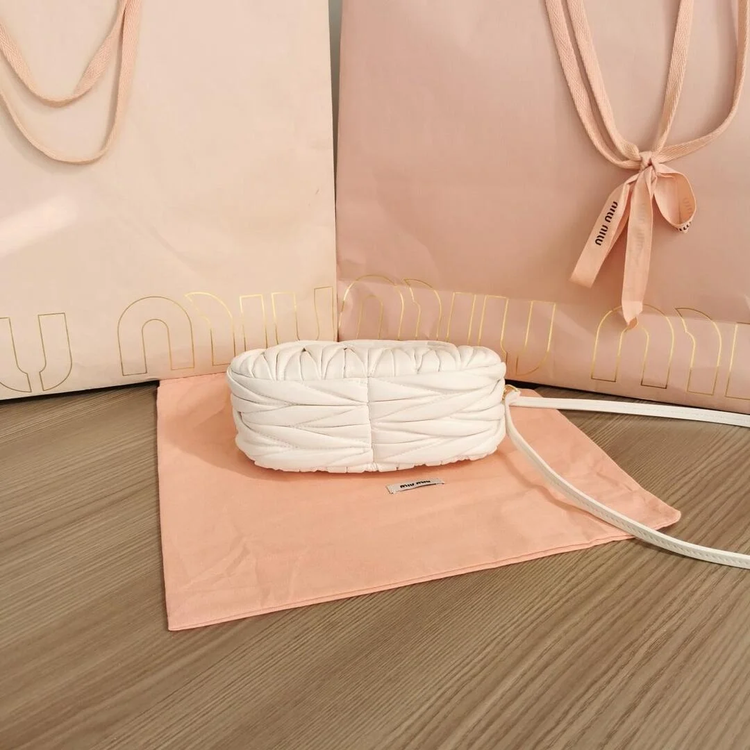 완더 마테라쎄 나파 가죽 호보 미니백 화이트 상세