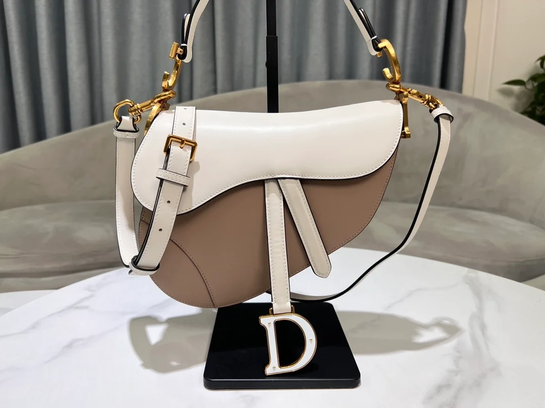 스트랩 새들 백 미듐 라떼 베이지 (25.5 * 20 * 6.5cm) 상세