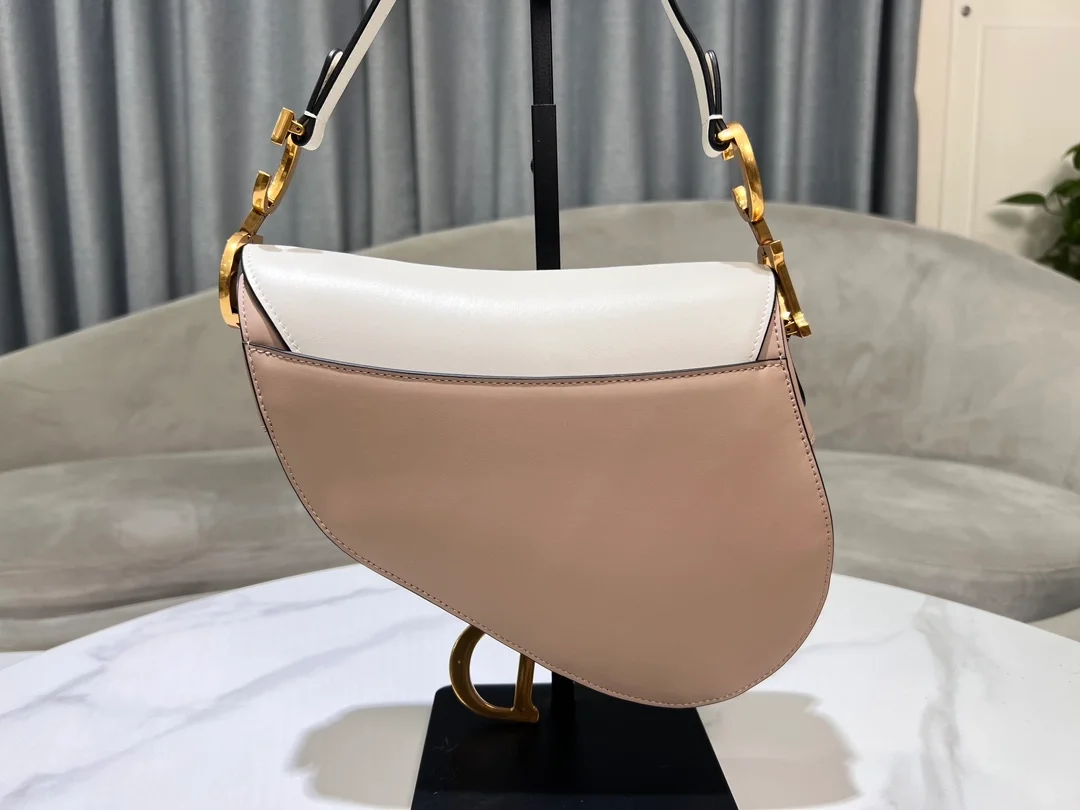 스트랩 새들 백 미듐 라떼 베이지 (25.5 * 20 * 6.5cm) 상세