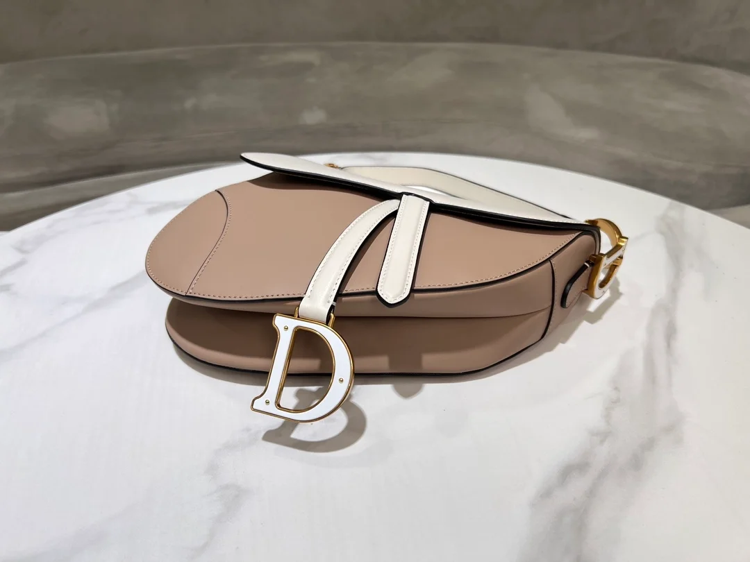 스트랩 새들 백 미듐 라떼 베이지 (25.5 * 20 * 6.5cm) 상세