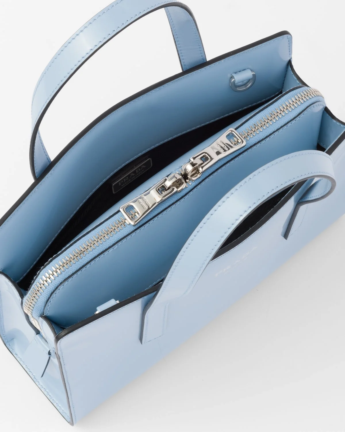 리에디션 1995 브러쉬드 레더 미니 핸드백 라이트블루 상세