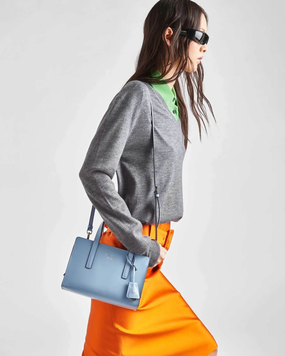 리에디션 1995 브러쉬드 레더 미니 핸드백 라이트블루 상세