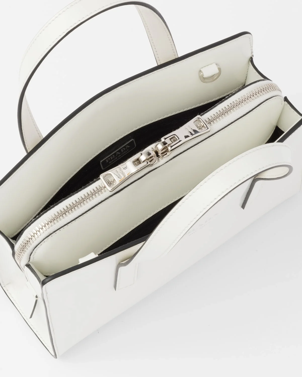 리에디션 1995 브러쉬드 레더 미니 핸드백 화이트 상세