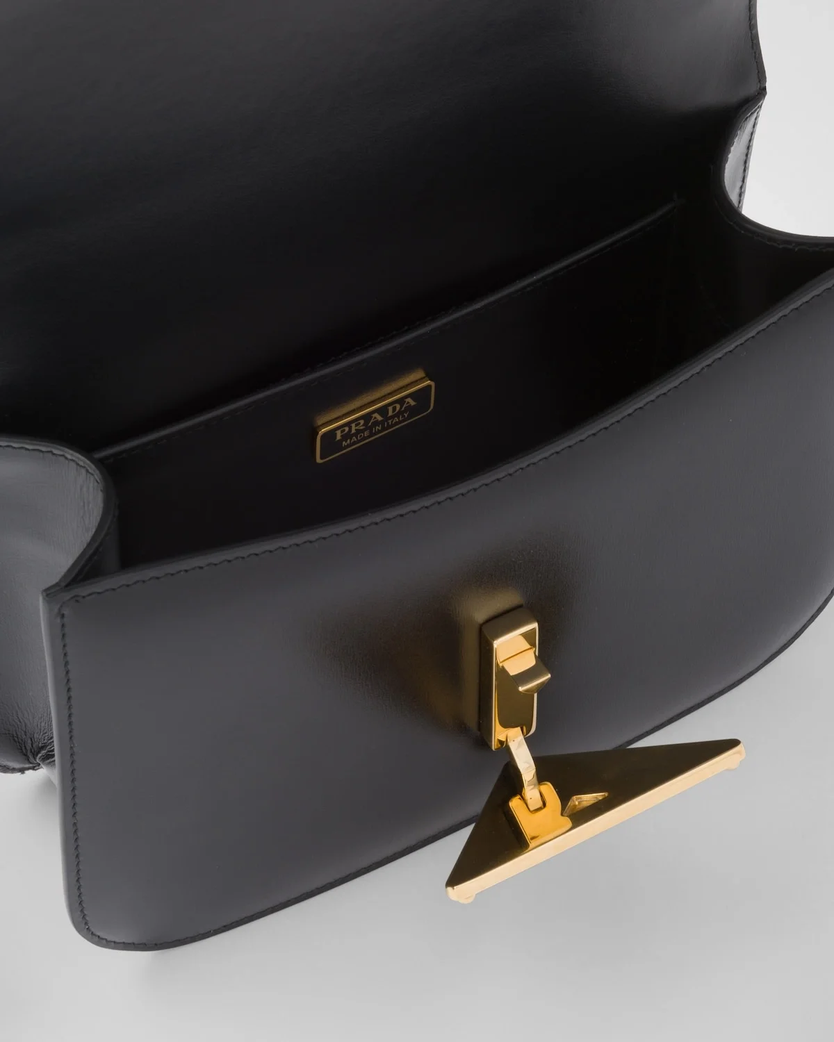 엠블럼 레더 숄더백 블랙 상세