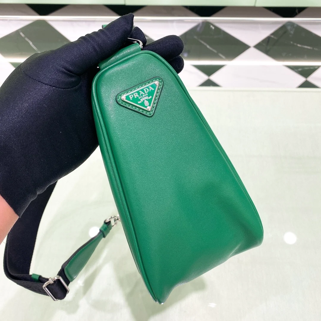 트라이앵글 레더 숄더백 그린 상세