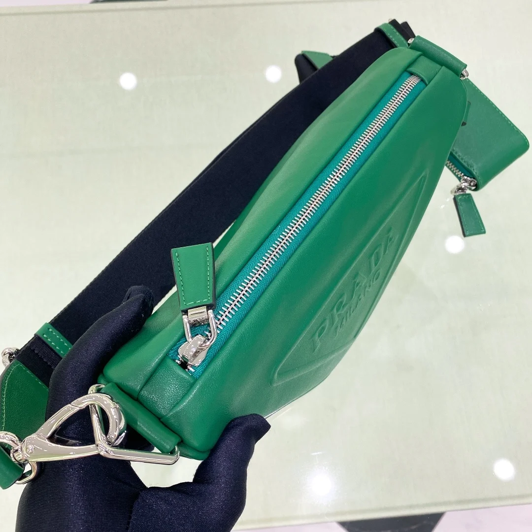 트라이앵글 레더 숄더백 그린 상세