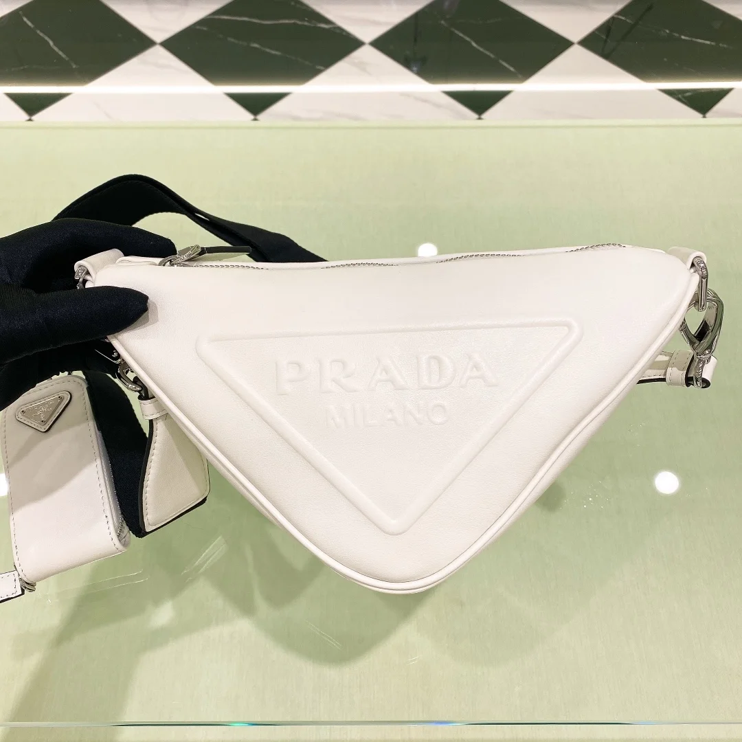 트라이앵글 레더 숄더백 화이트 상세