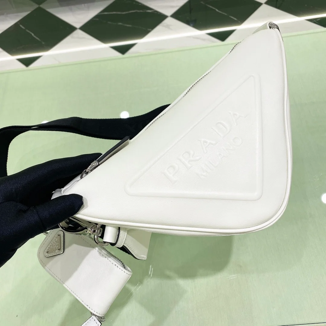 트라이앵글 레더 숄더백 화이트 상세