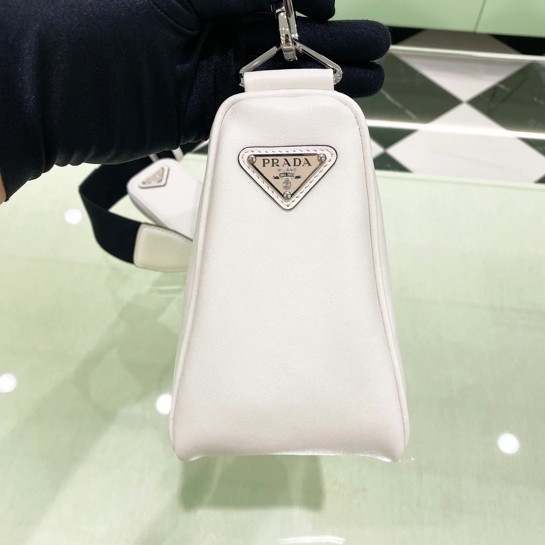 트라이앵글 레더 숄더백 화이트 상세