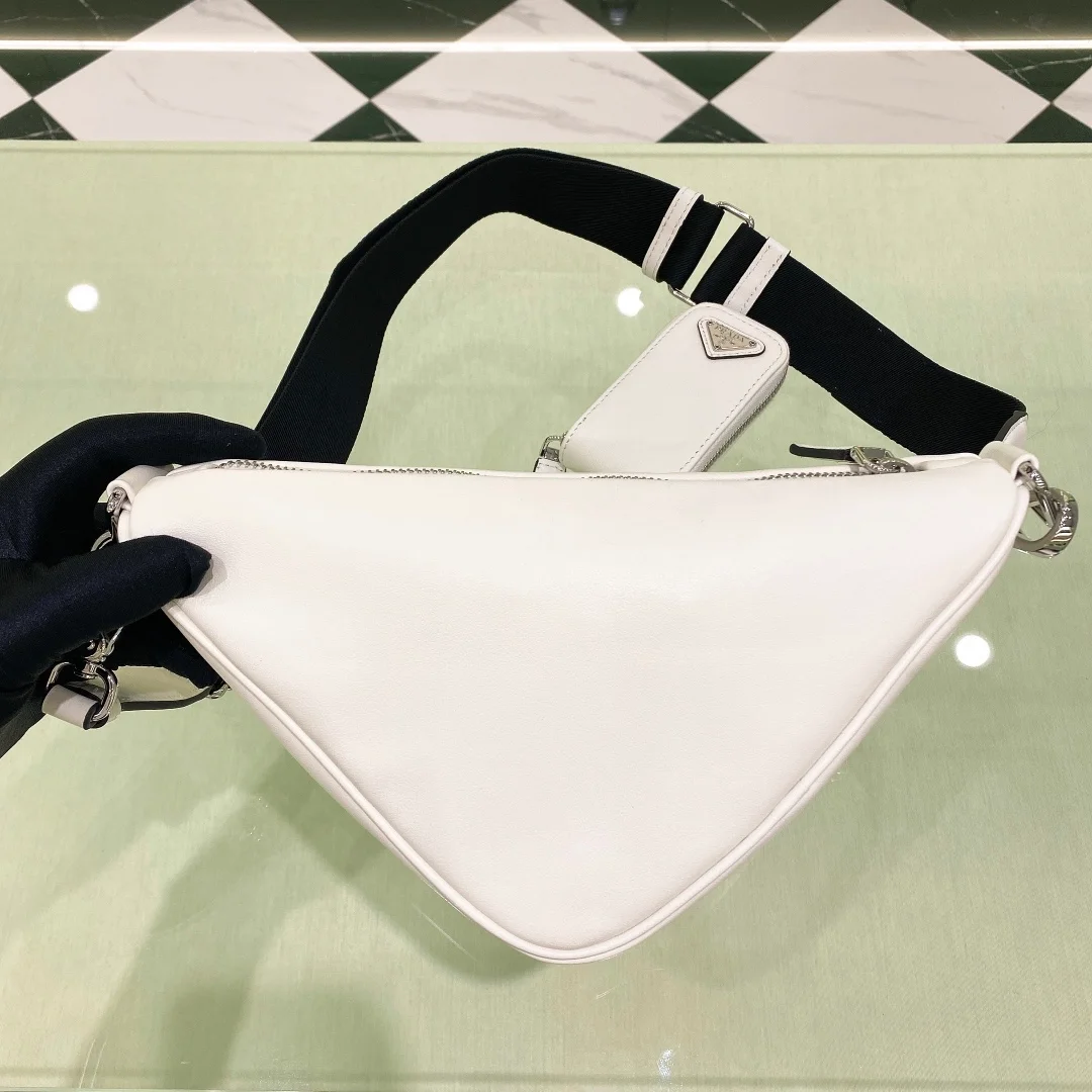 트라이앵글 레더 숄더백 화이트 상세