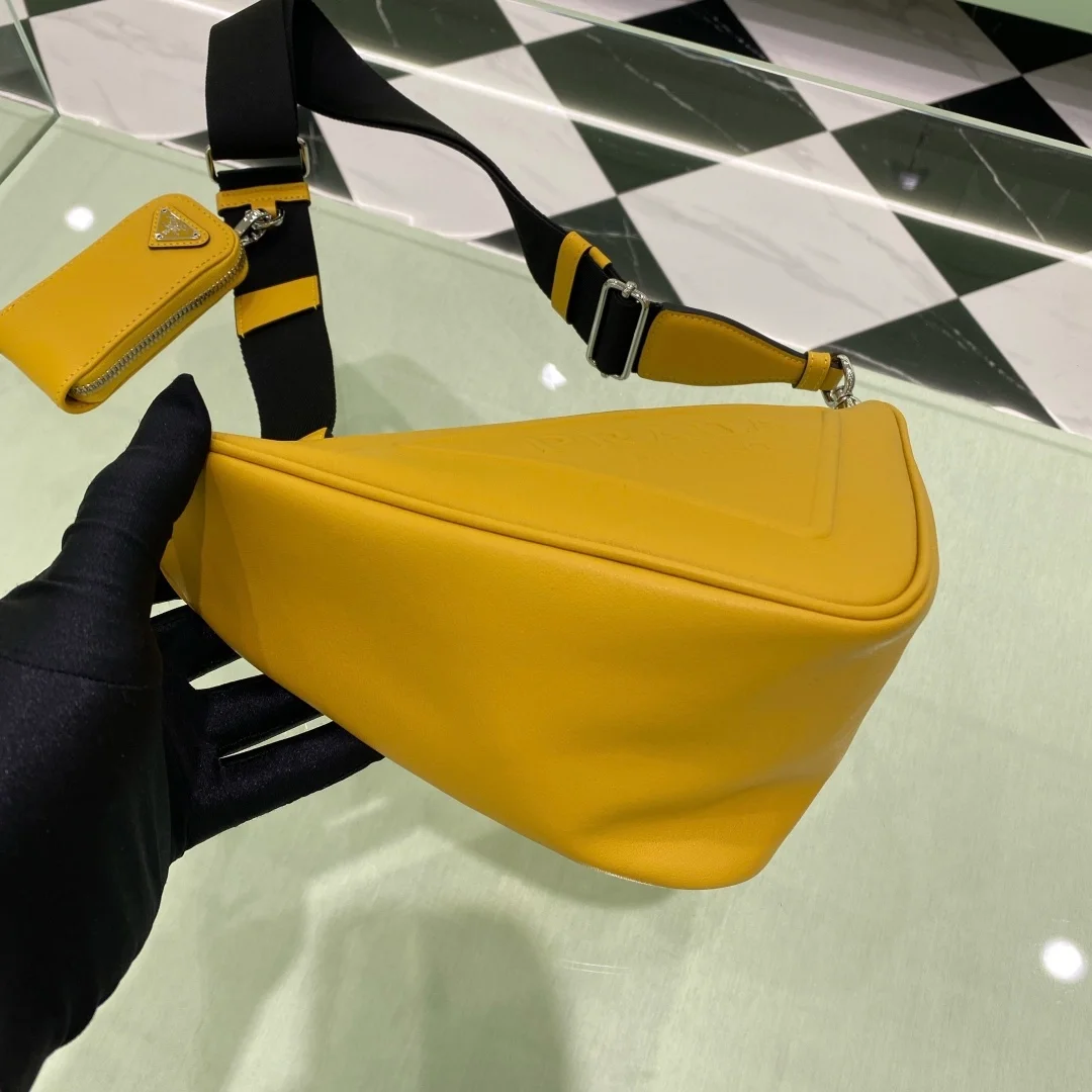 트라이앵글 레더 숄더백 옐로우 상세