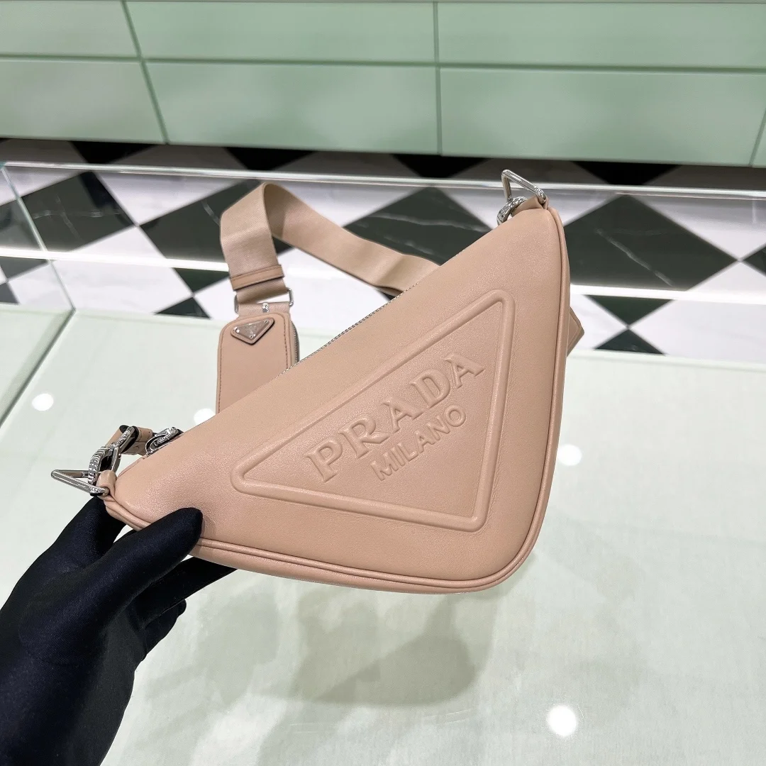 트라이앵글 레더 숄더백 베이지 상세