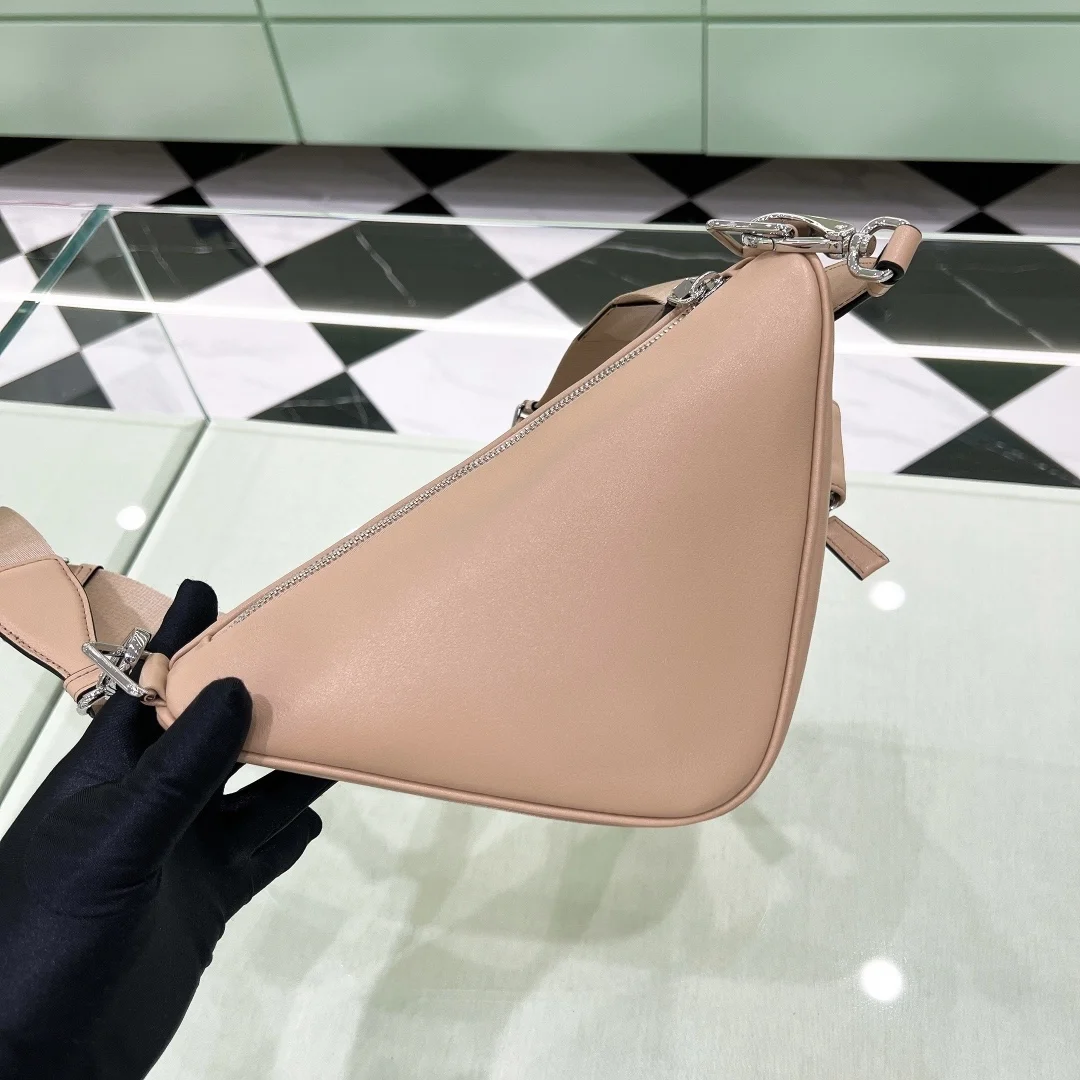 트라이앵글 레더 숄더백 베이지 상세