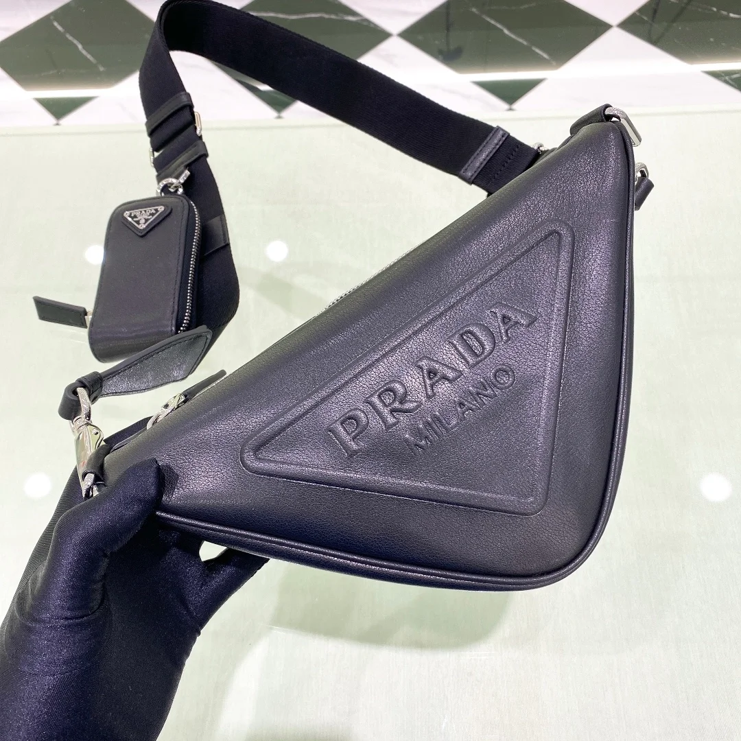 트라이앵글 레더 숄더백 블랙 상세