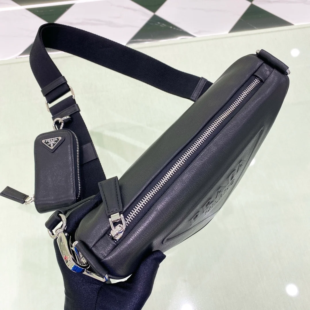 트라이앵글 레더 숄더백 블랙 상세