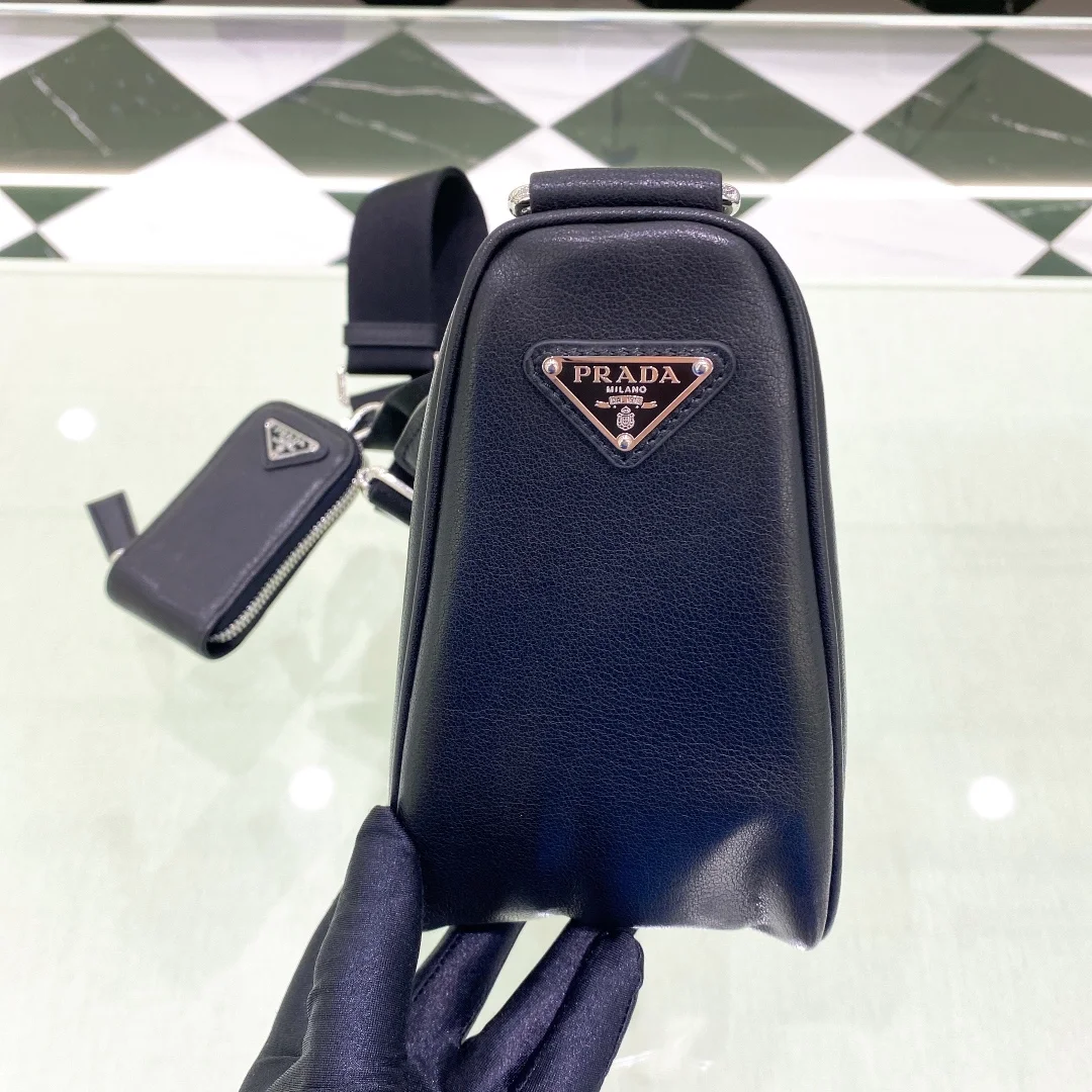 트라이앵글 레더 숄더백 블랙 상세