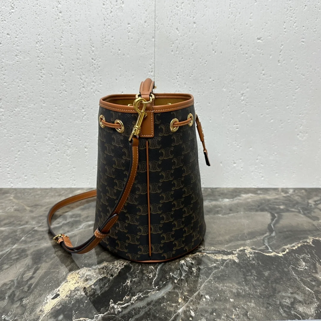 트리옹프 클라라 백 상세