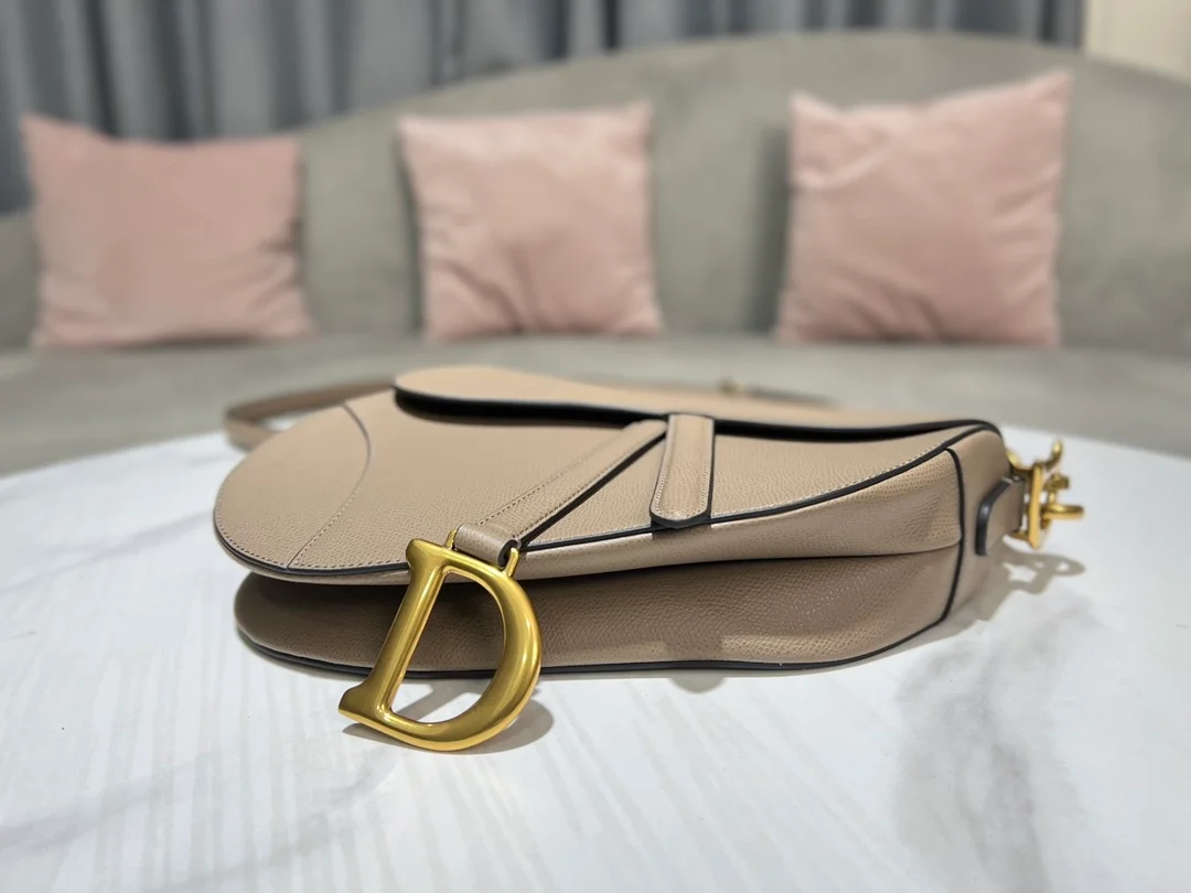 스트랩 새들 백 미듐 샌드 (25.5 * 20 * 6.5cm) 상세