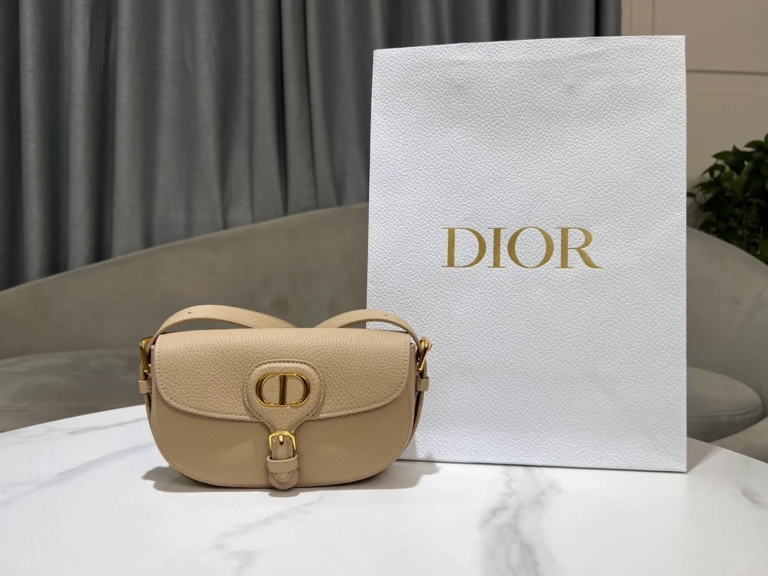 Bobby East-West 백 상세