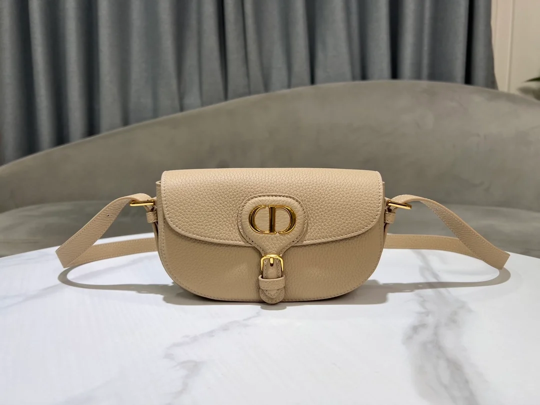 Bobby East-West 백 상세