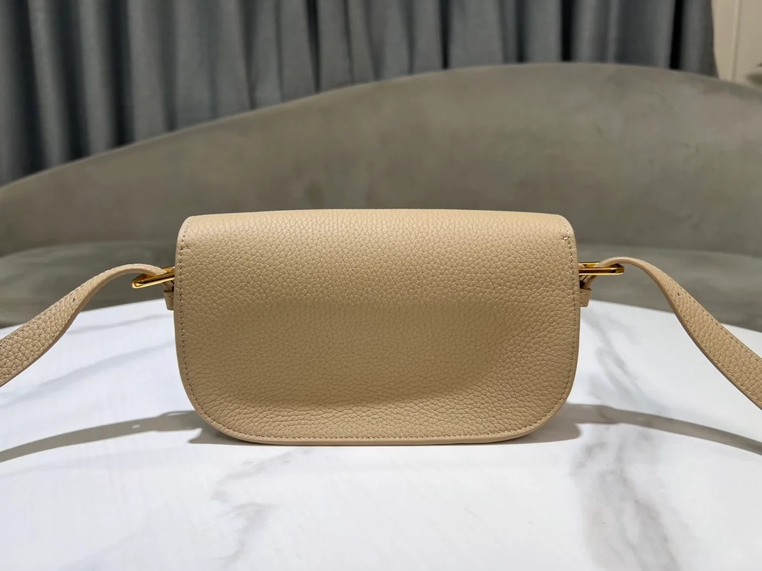 Bobby East-West 백 상세