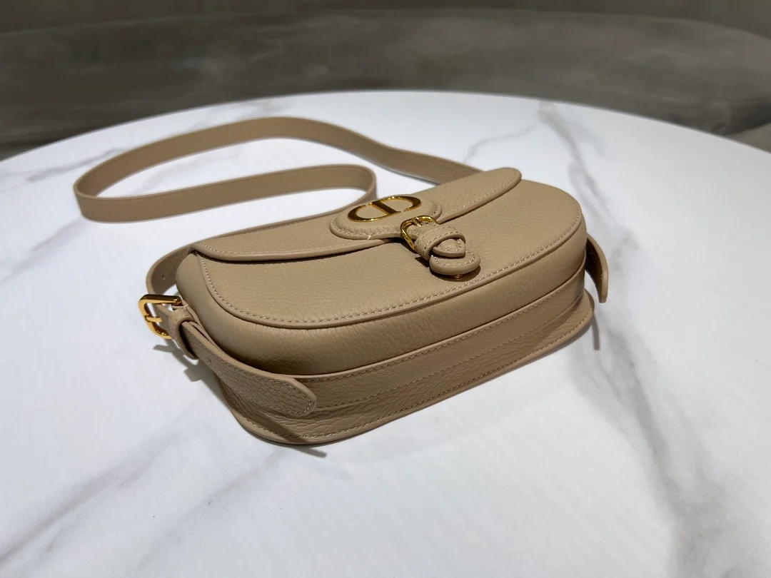 Bobby East-West 백 상세