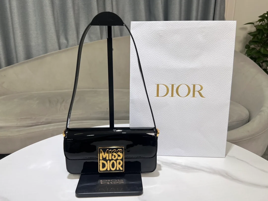 미스 플랩백 블랙 페이턴트 상세