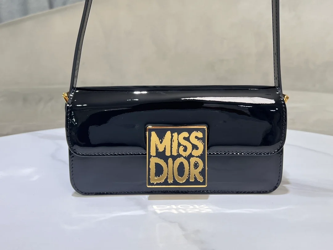 미스 플랩백 블랙 페이턴트 상세