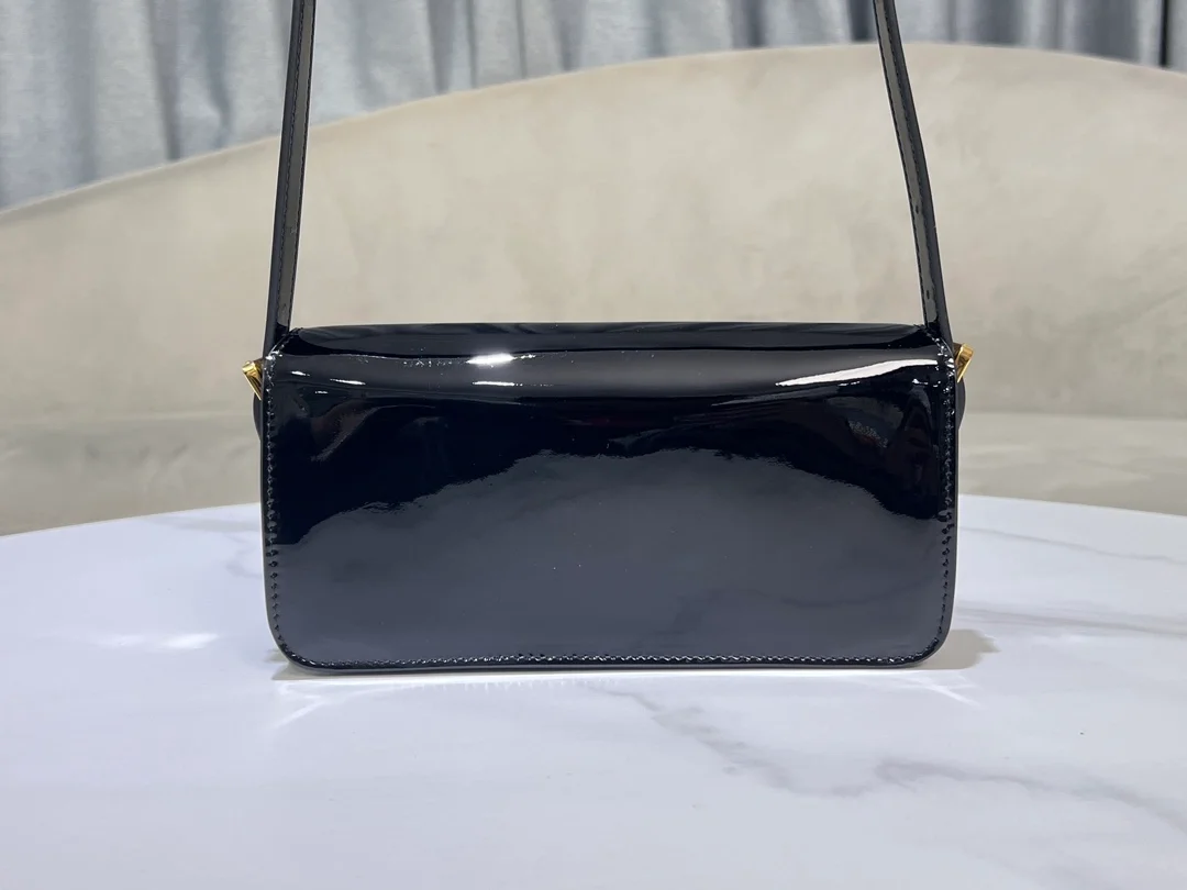 미스 플랩백 블랙 페이턴트 상세