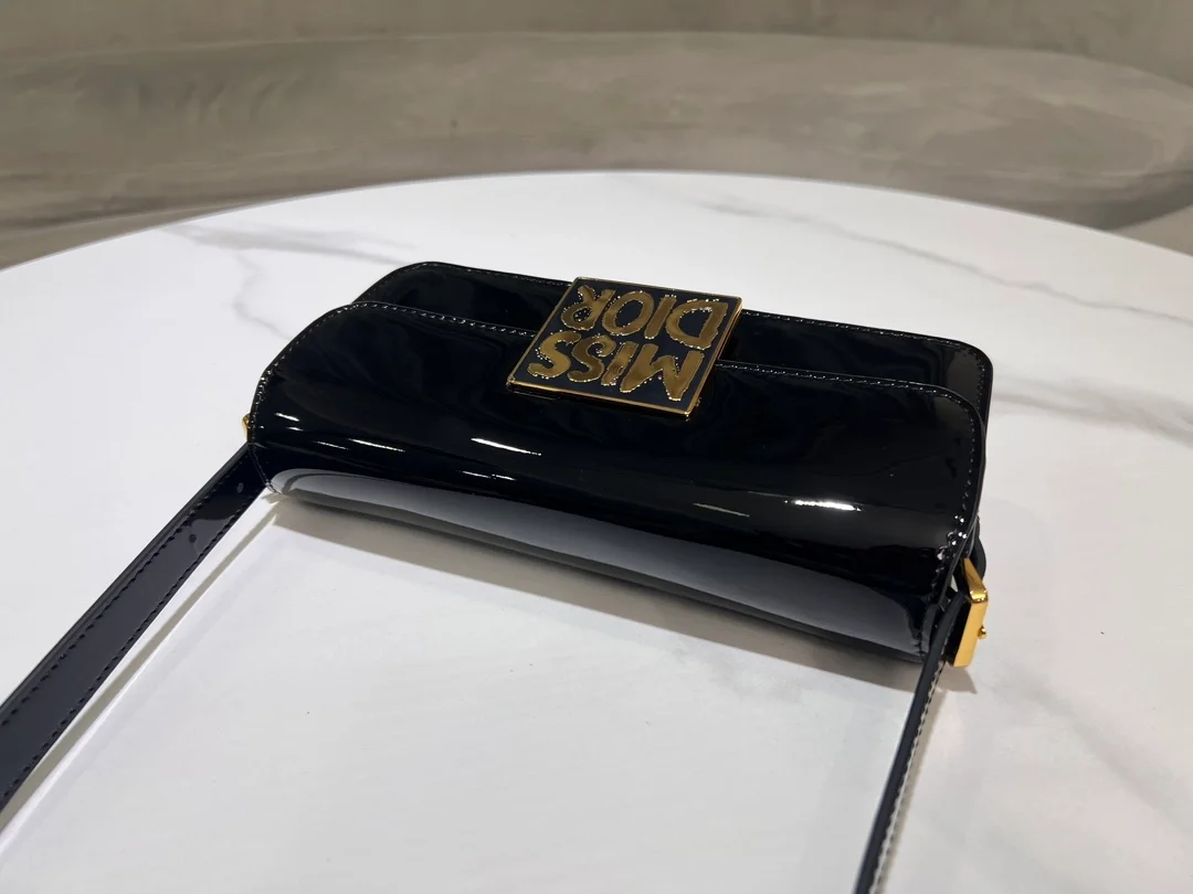 미스 플랩백 블랙 페이턴트 상세