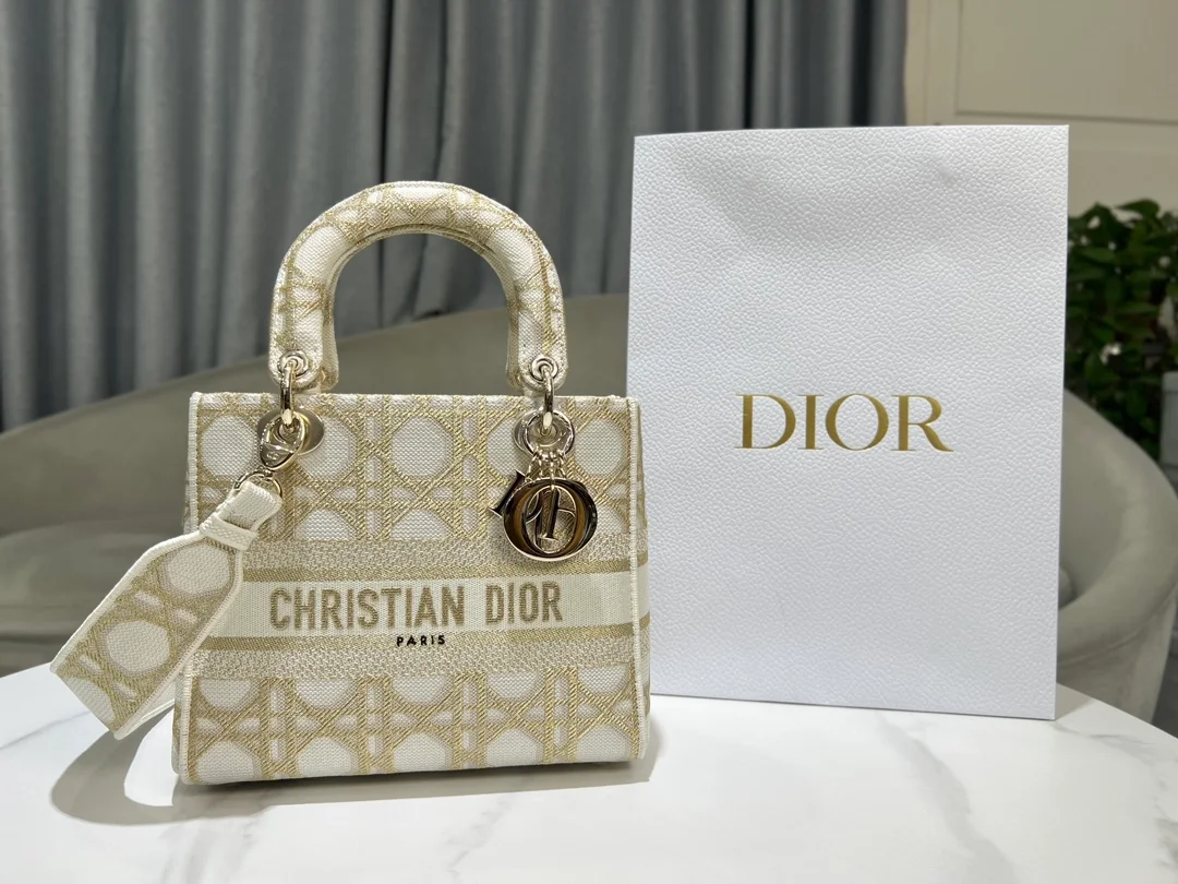 레이디 D-Lite 화이트 골드 매크로까나쥬 자수 미디엄 백 상세