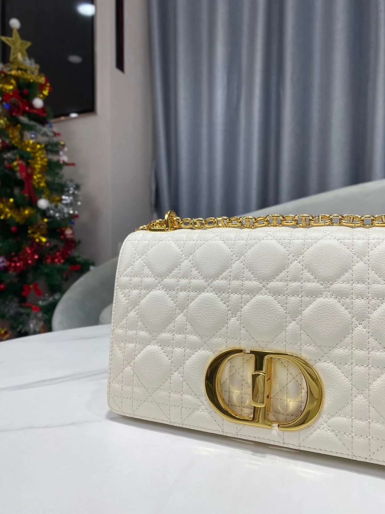 카로 미디엄 백 화이트 상세