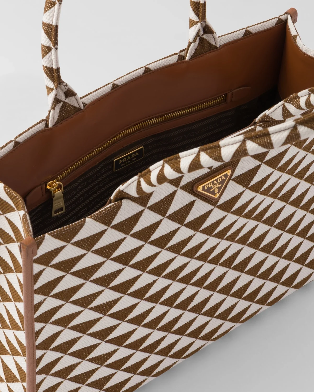 라지 심볼 자수 패브릭 핸드백 초크 화이트 상세