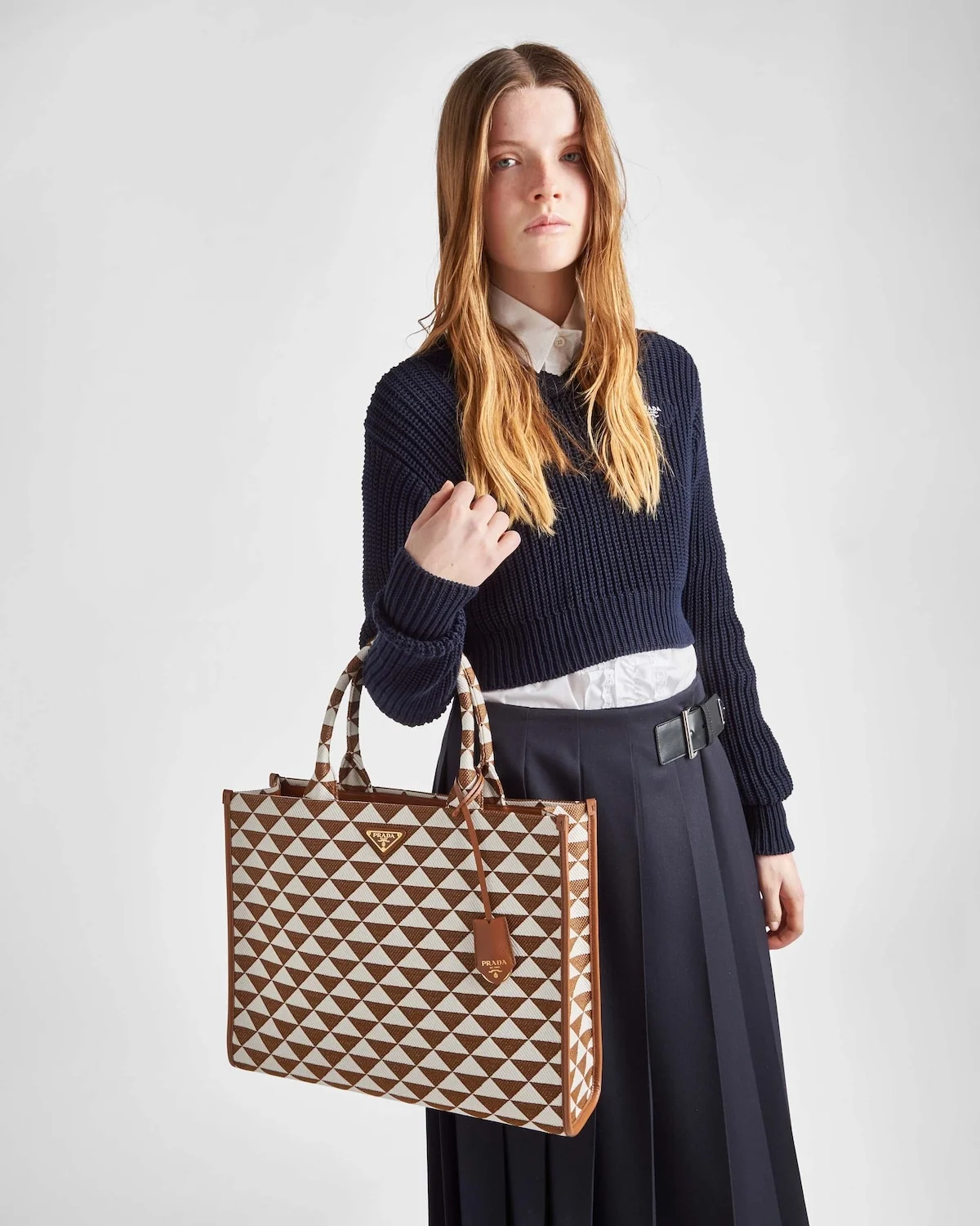 라지 심볼 자수 패브릭 핸드백 초크 화이트 상세