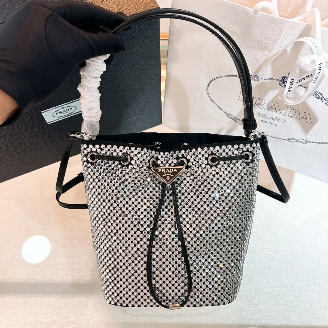 크리스탈 새틴 미니백 블랙화이트 상세