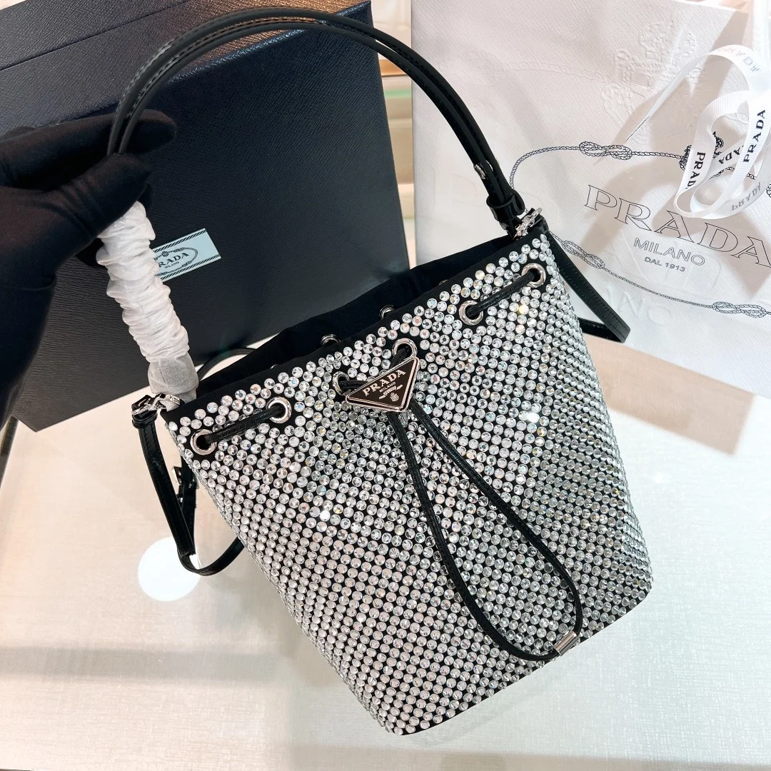 크리스탈 새틴 미니백 블랙화이트 상세