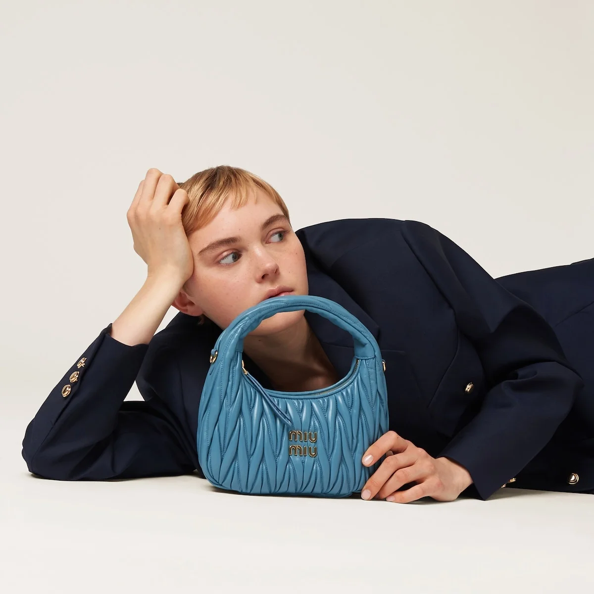 스몰 완더 마테라쎄 나파 가죽 호보백 블루 상세