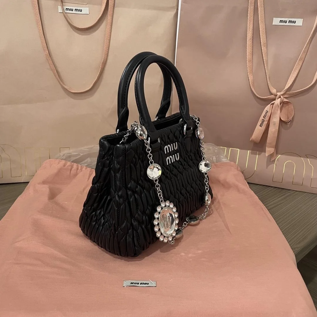 크리스털 나파 가죽 핸드백 블랙 상세