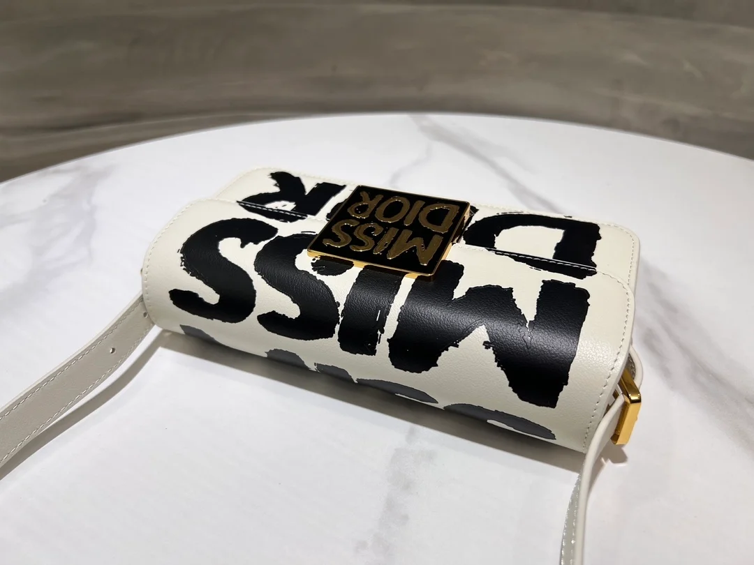 Miss 플랩백 그래피티 화이트 상세