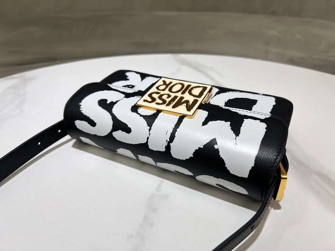 Miss 플랩백 그래피티 블랙 상세