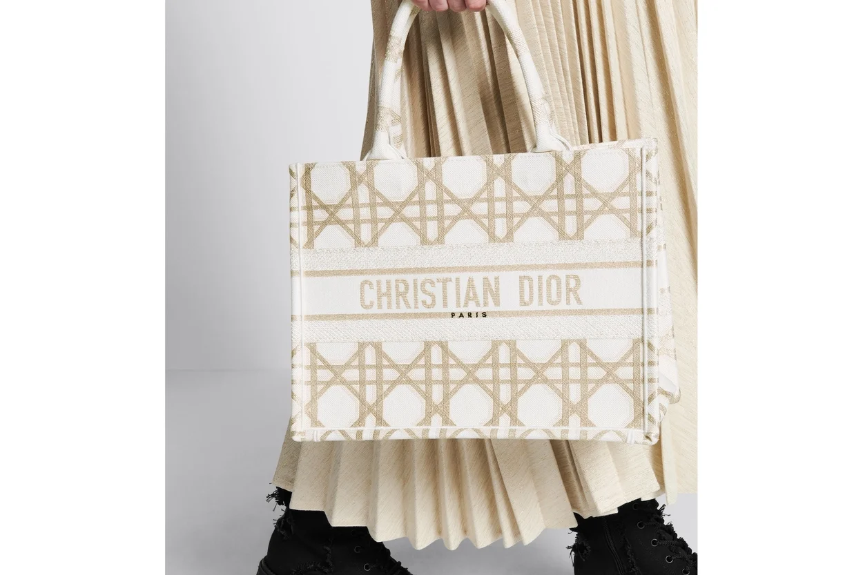 북 화이트 골드 마크로까나쥬 토트 미디엄 백 상세