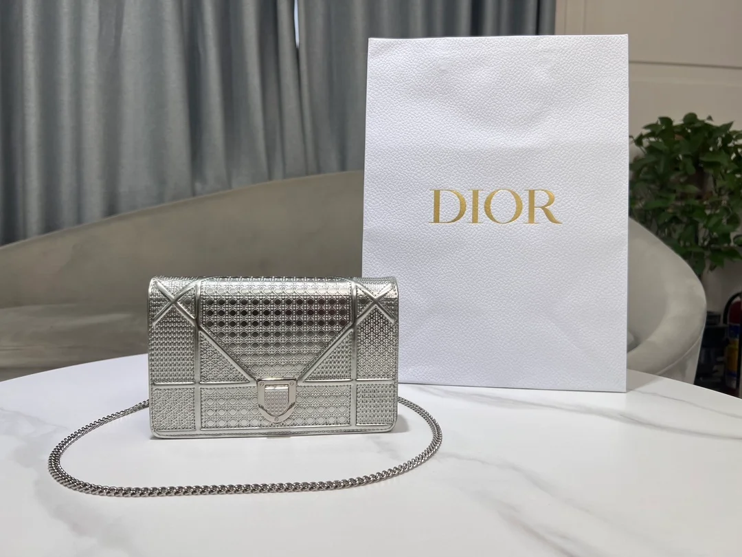 디오라마 메탈릭 체인백 상세