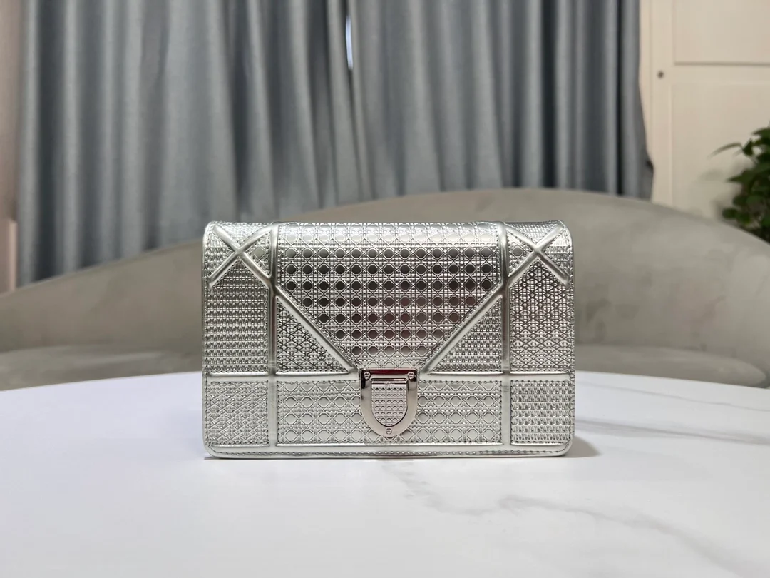 디오라마 메탈릭 체인백 상세