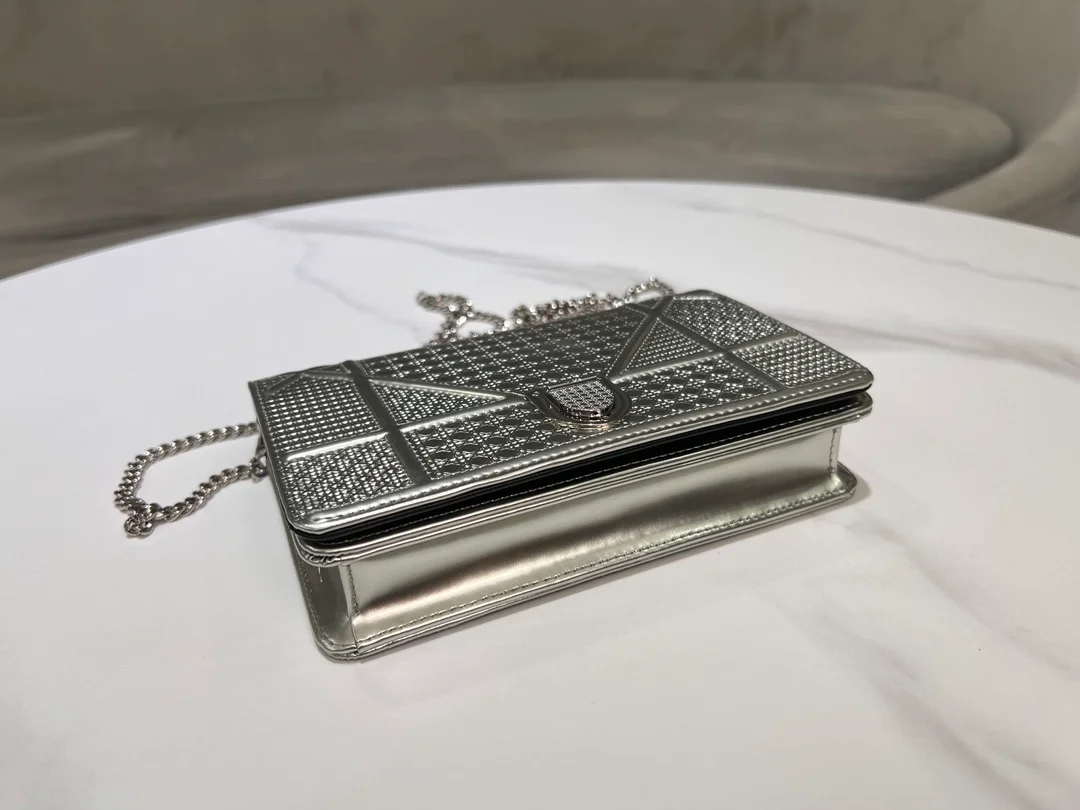 디오라마 메탈릭 체인백 상세