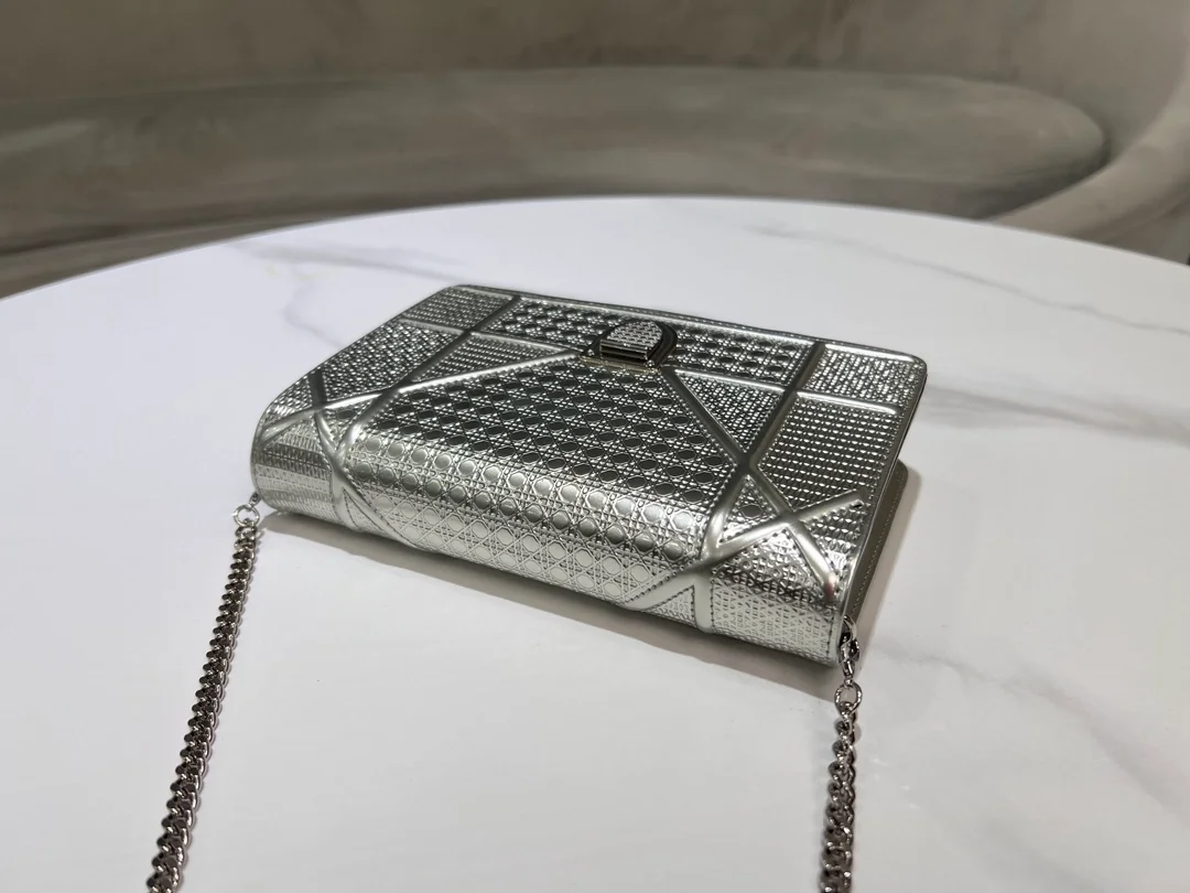 디오라마 메탈릭 체인백 상세