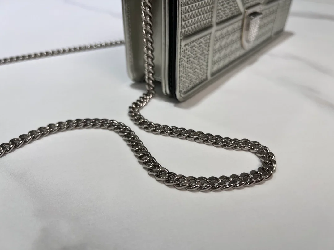 디오라마 메탈릭 체인백 상세