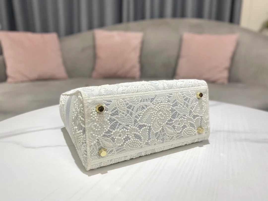 레이디 D-Lite 미디움 백 화이트 상세